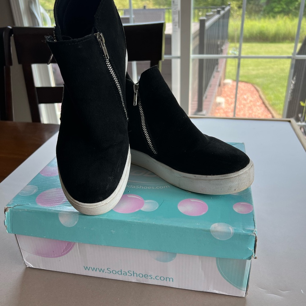 Soda Women's Black High-Top Sneakers